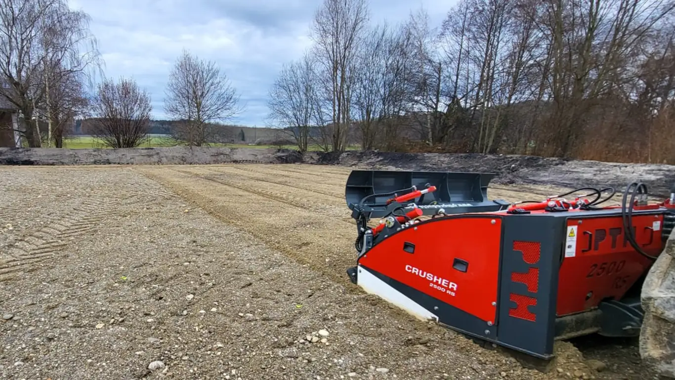 Steinbrechfräse zerkleinert Material beim Wegebau